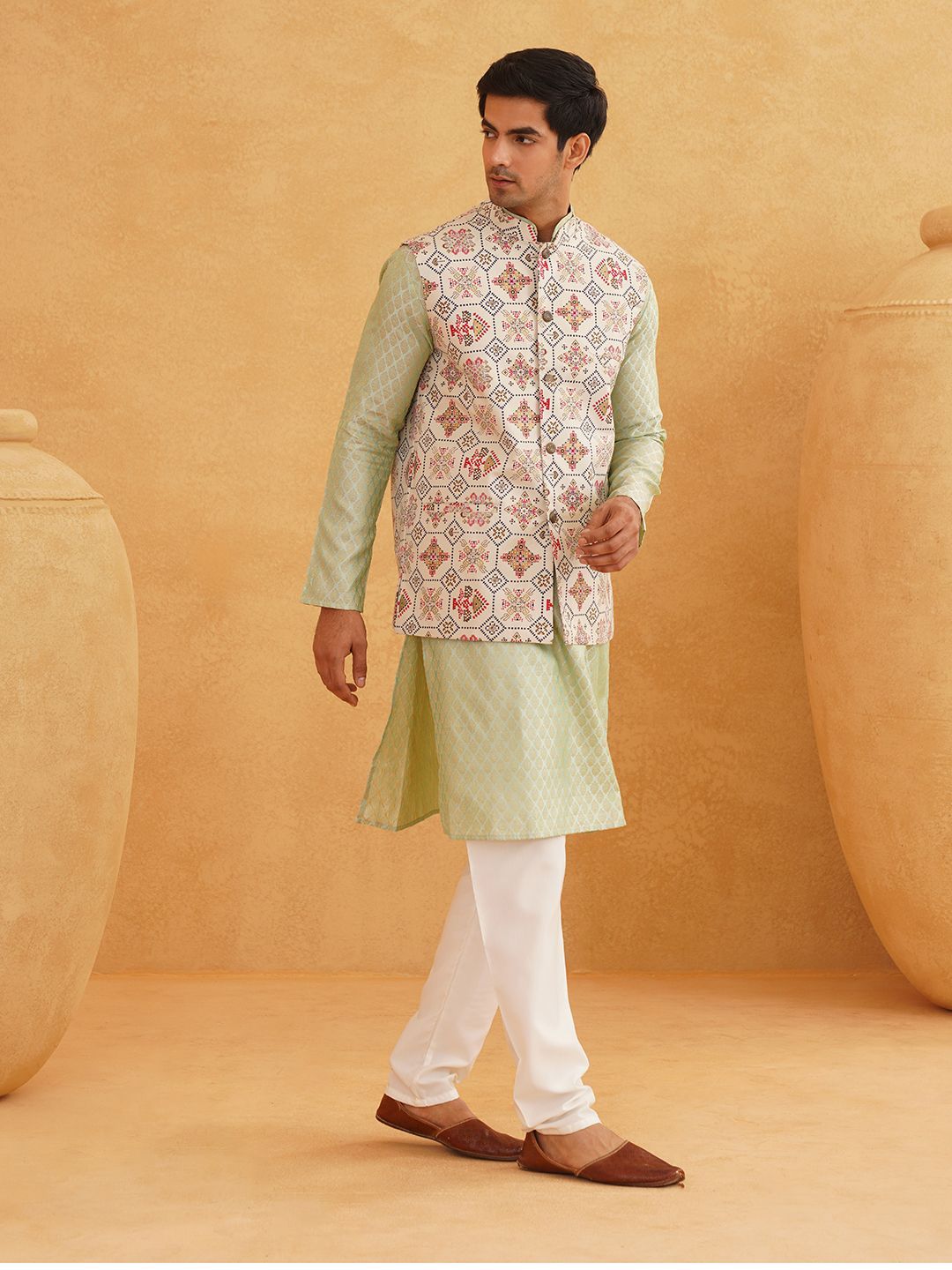 SOJANYA Motif Etnik Reka bentuk tenunan Kurta Kolar Mandarin Dengan Jaket Churidar Dan Nehru