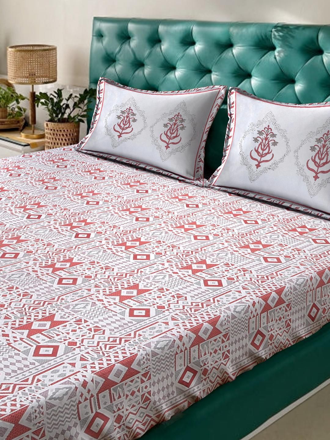 KLOTTHE Red Geometric Printed Fitted 400 TC Cotton Super King Bedsheet & 2 Pillow Covers