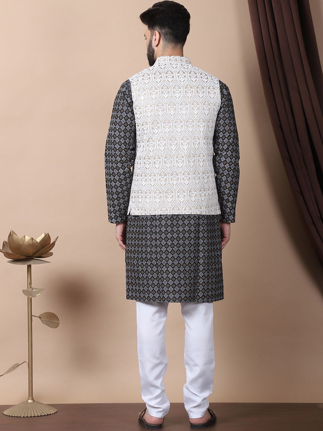 Kurta Kolar Mandarin Bercetak Motif Etnik Hitam Anouk dengan Jaket Churidar & Nehru