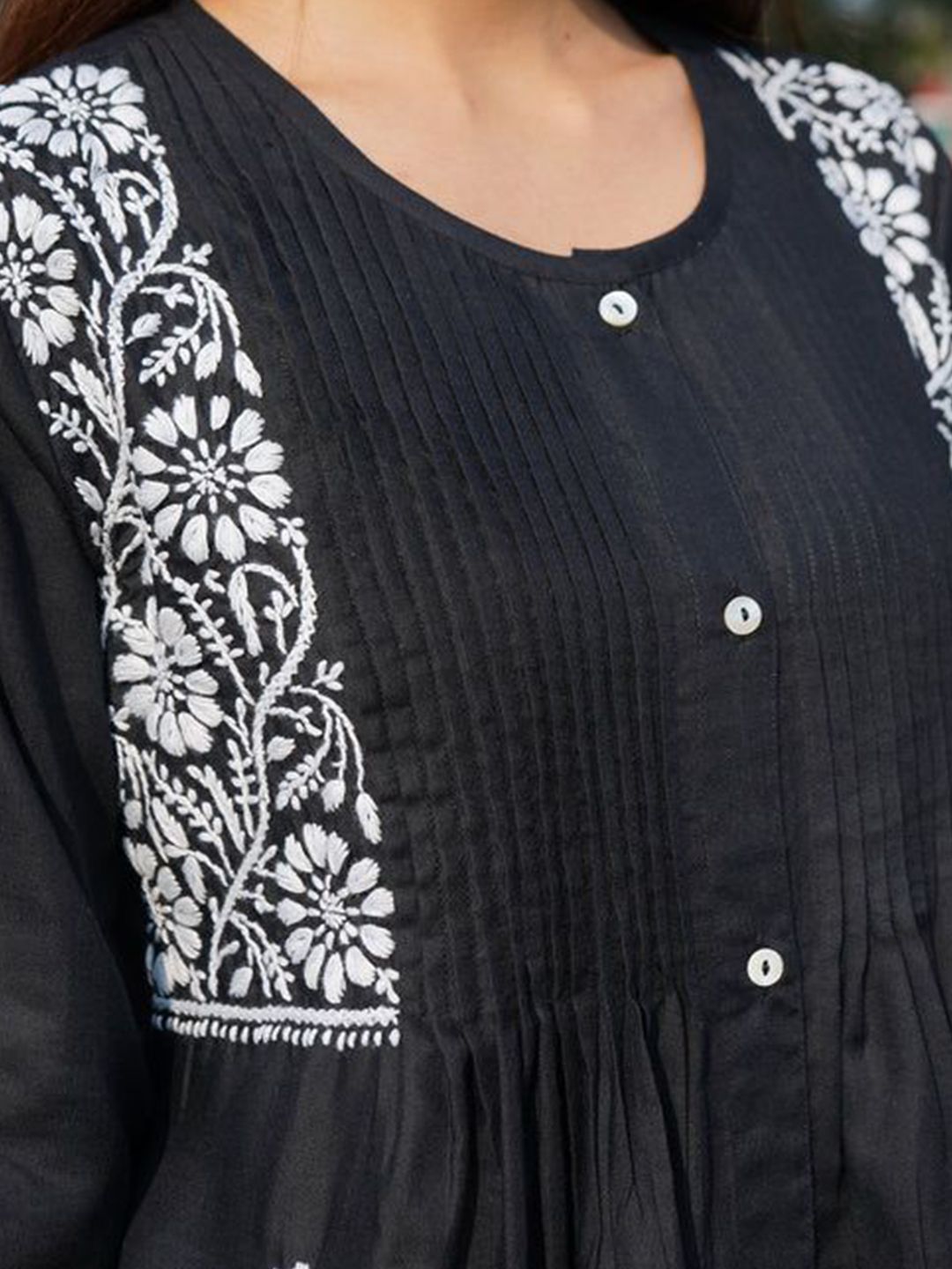 HOUSE OF KARI Floral Embroidered Round Neck Chikankari Pure Cotton Short Kurta