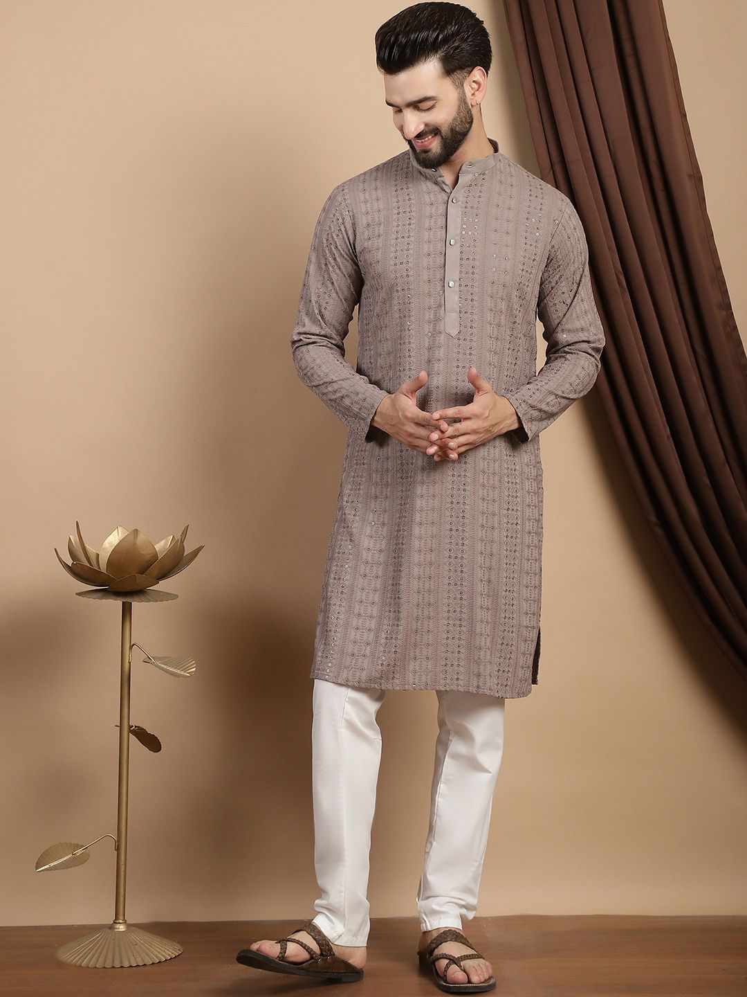 Anouk Sulam Labuci Kapas Tulen Mandarin Collar Straight Fusion Kurta dengan Churidar