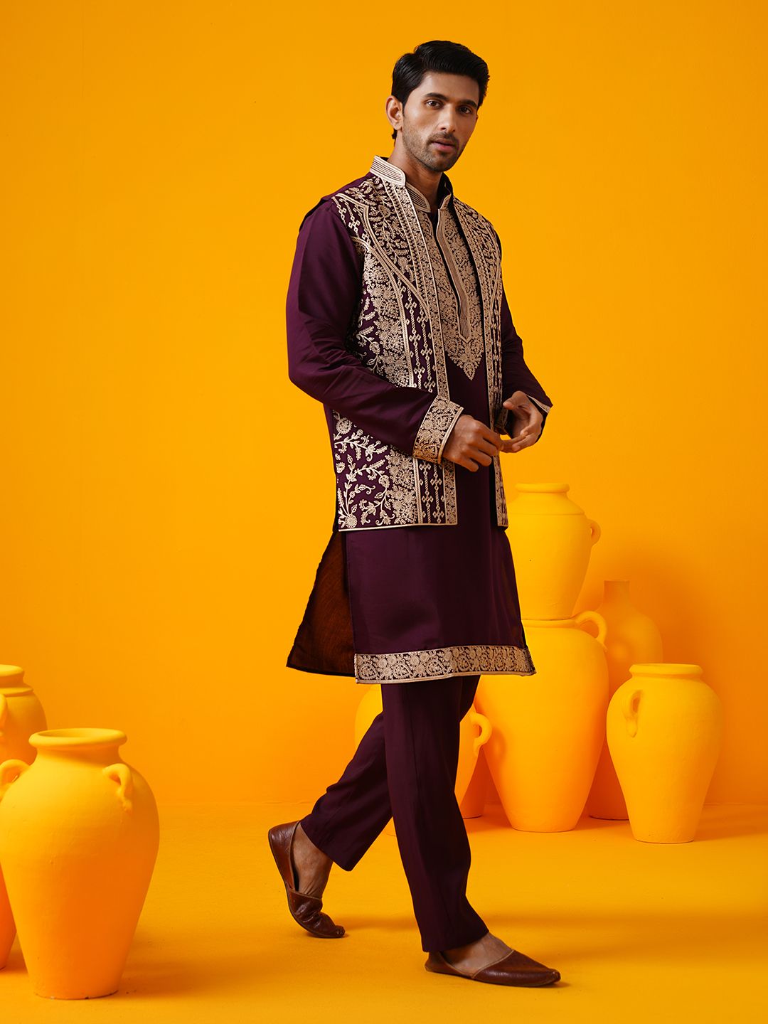 SOJANYA LUXE Kurta Lurus Kolar Mandarin Sulam Bunga Dengan Seluar Dan Jaket