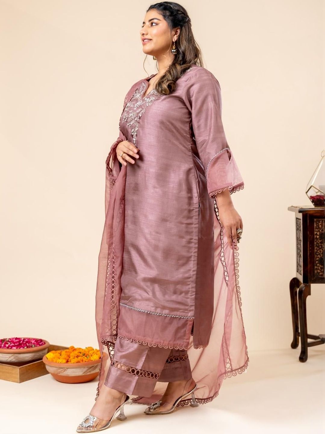 Mamicha Embroidered V-Neck Kurta Set