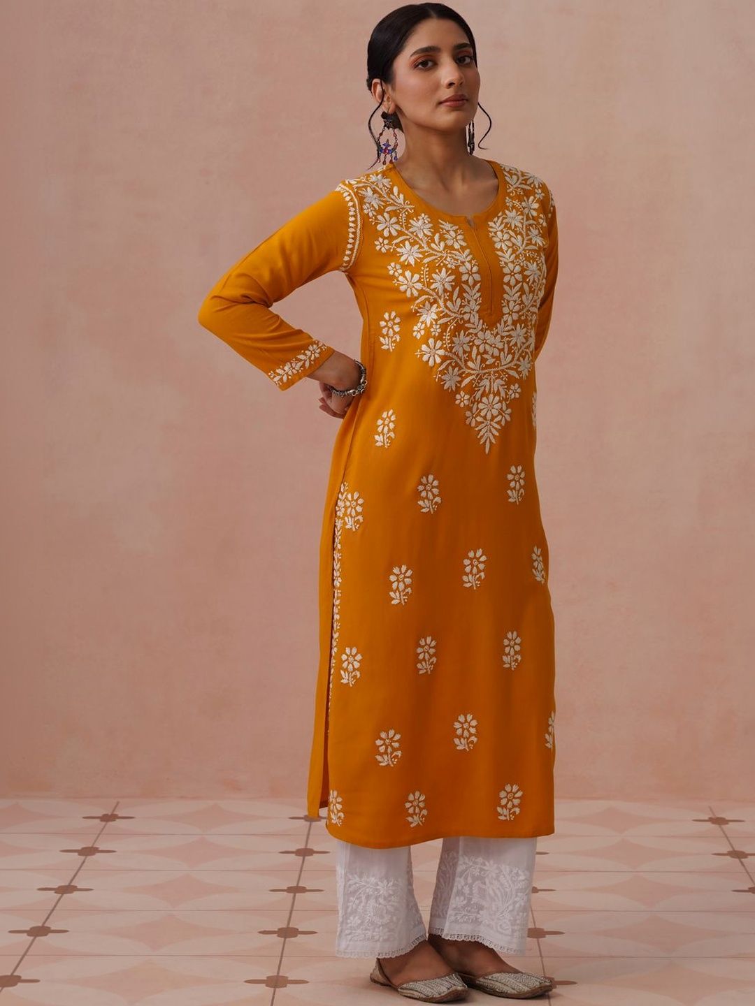 Rumah Chikankari Dihiasi Viscose Rayon Kurta Panjang Betis Lurus