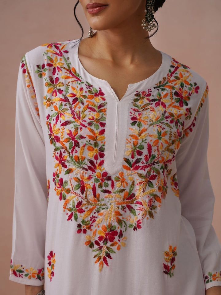 Rumah Chikankari Dihiasi Viscose Rayon Kurta Panjang Betis Lurus