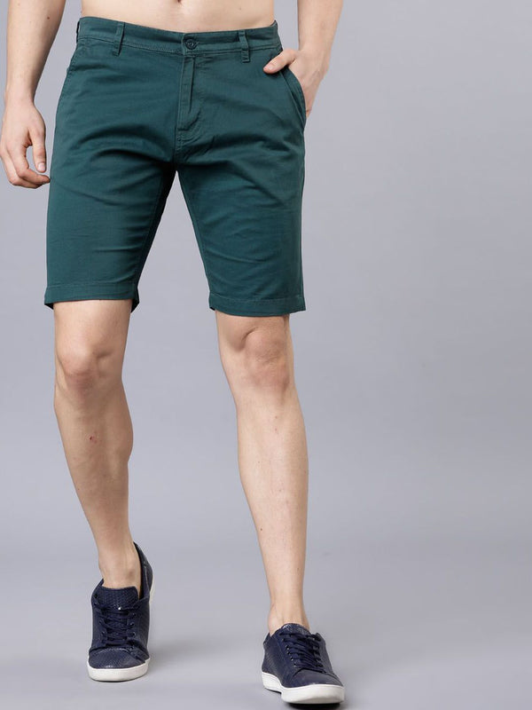 Lelaki Highlander Slim sesuai dengan seluar pendek bertingkat tinggi