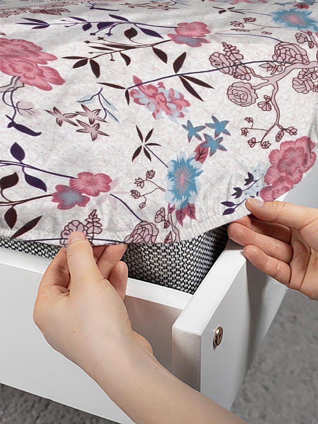 Aura White & Pink Floral 300 TC Set Cadar Double King-2.50 m x 2.25 m