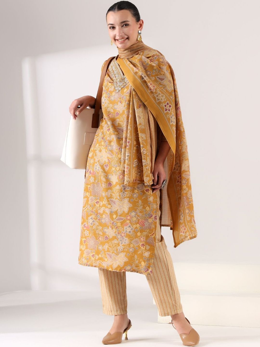 Mamicha Women Floral Printed Regular Thread Work Kurta with Trousers & With Dupatta
