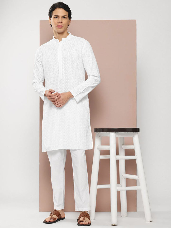 Lihat Reka bentuk bersulam bersulam Mandarin Mandarin Collar Chanderi Silk Lurus Kurta