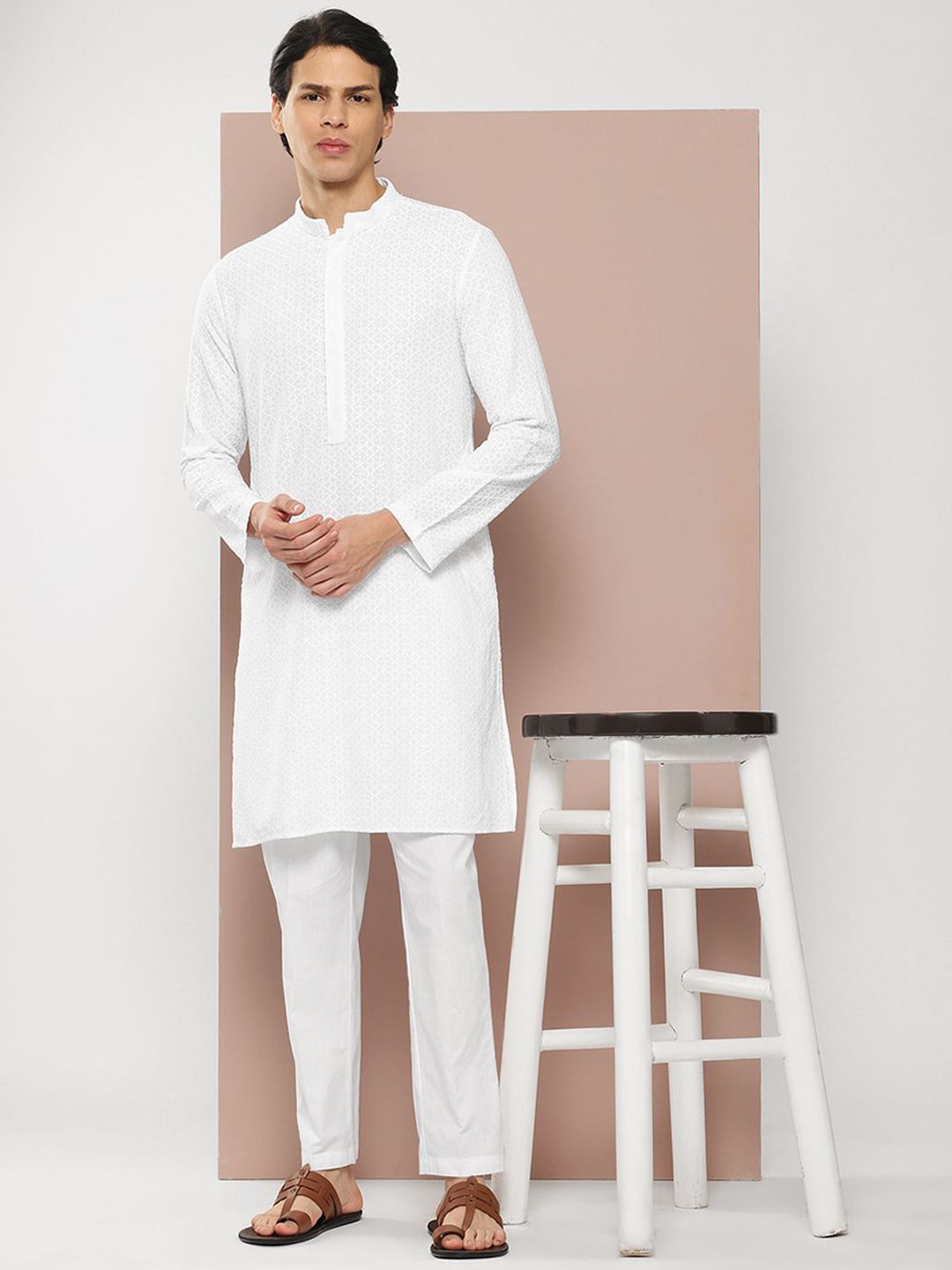 Lihat Reka bentuk bersulam bersulam Mandarin Mandarin Collar Chanderi Silk Lurus Kurta