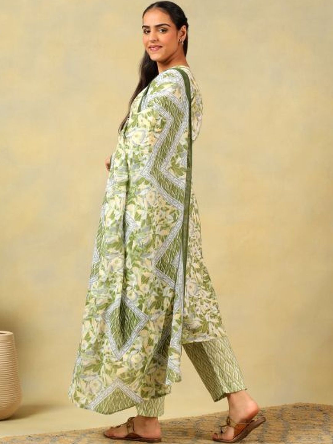 Mamicha Women Floral Printed Regular Thread Work Pure Cotton Kurta with Trousers & With Dupatta