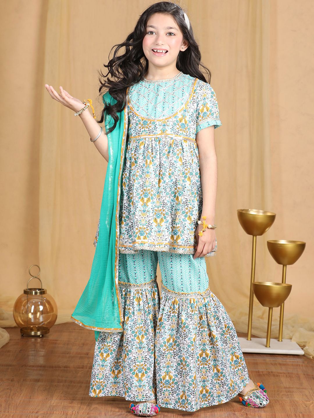 Cutiekins Girls Floral Printed Empire Gotta Patti Kurta dengan Sharara & With Dupatta