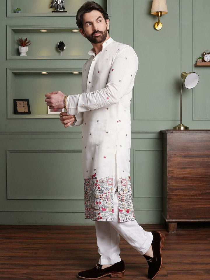SOJANYA Men Embroidered Thread Work Kurta