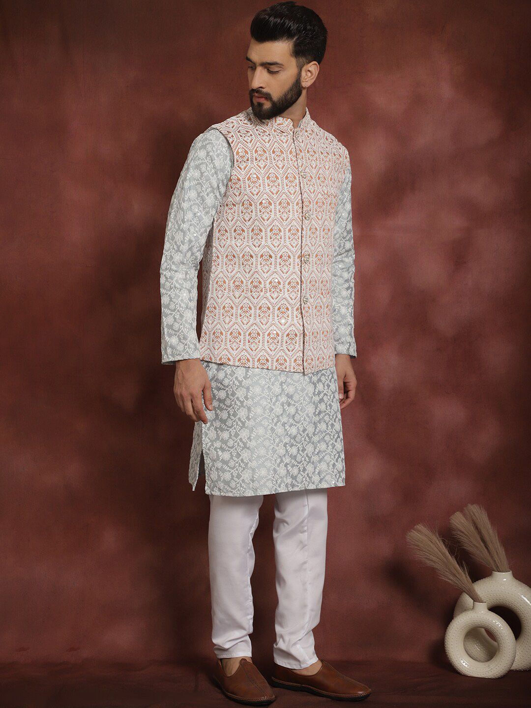 Kurta Lurus Bersulam Bunga Anouk dengan Jaket Churidar & Nehru