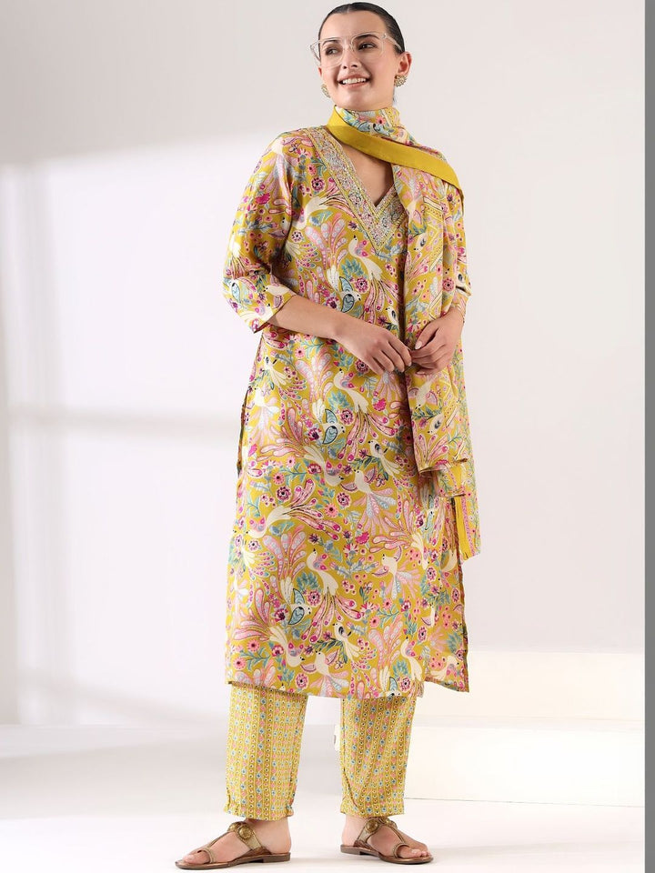 Mamicha Women Floral Printed Regular Thread Work Kurta with Trousers & With Dupatta