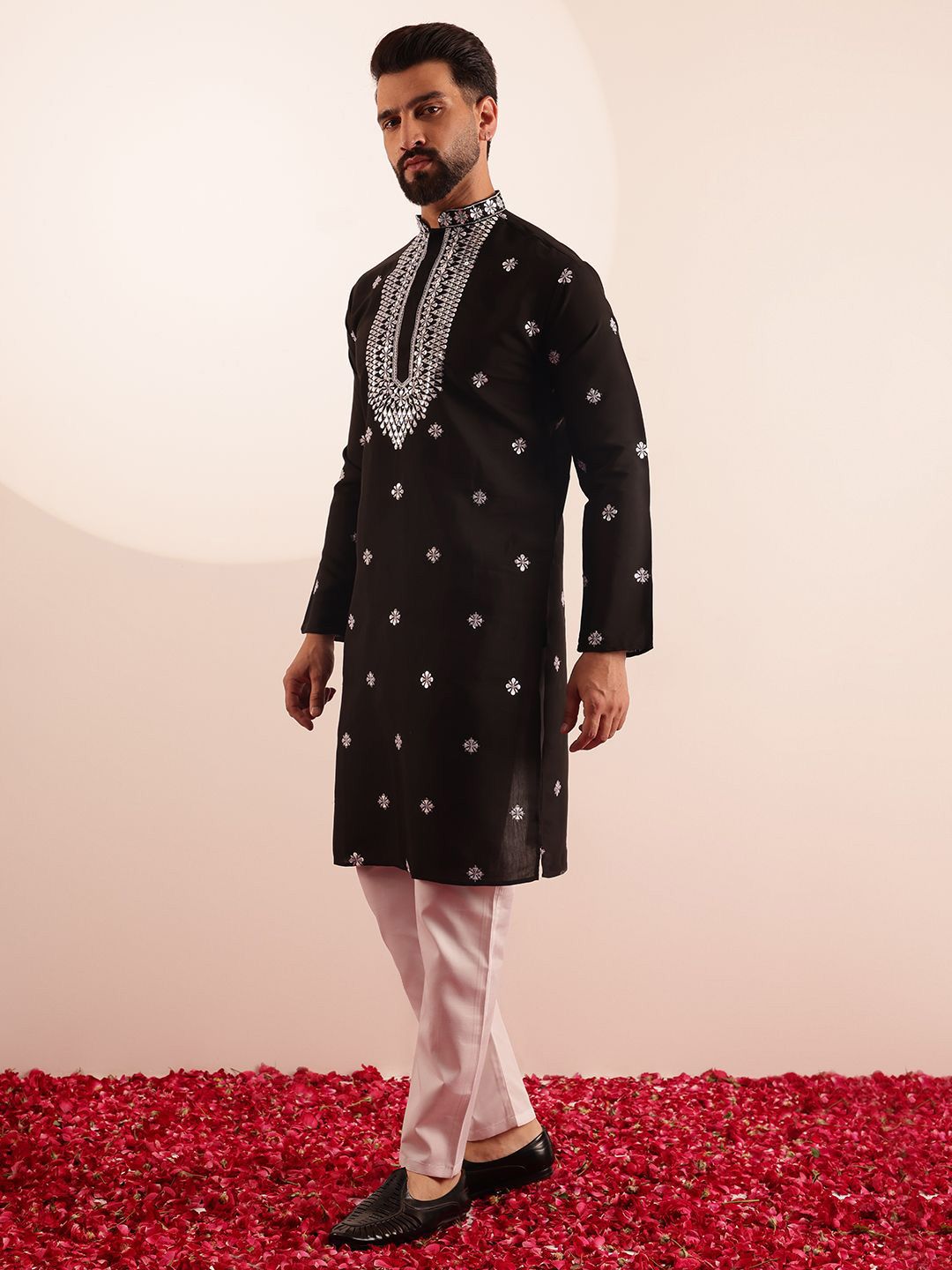 SOJANYA Men Embroidered Mirror Work Kurta