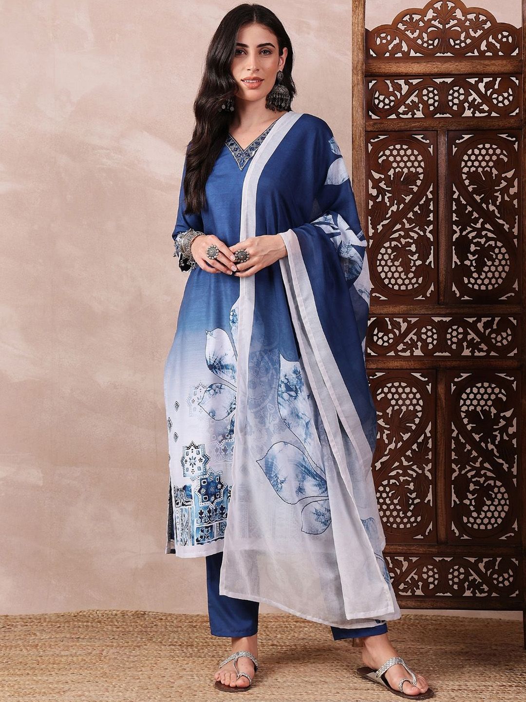 Kalini Floral Printed V-Neck Sequinned Straight Kurta dengan Seluar dan Dupatta