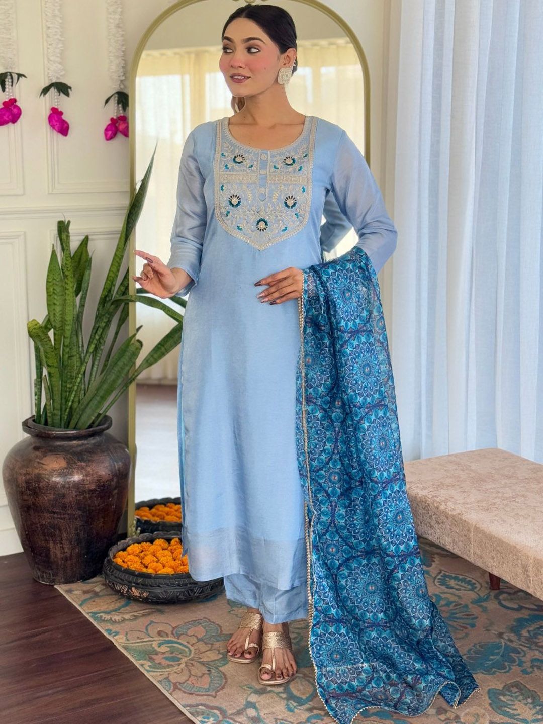 Kalini Wanita Motif Etnik Bersulam Kurta Kerja Bulat Biasa Dengan Seluar & Dengan Dupatta