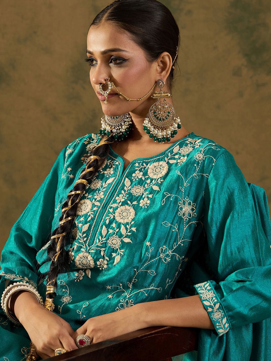 Indo Era Ethnic Embroidered Thread Work Regular Sleeves Round Neck Silk Blend Kurta Set