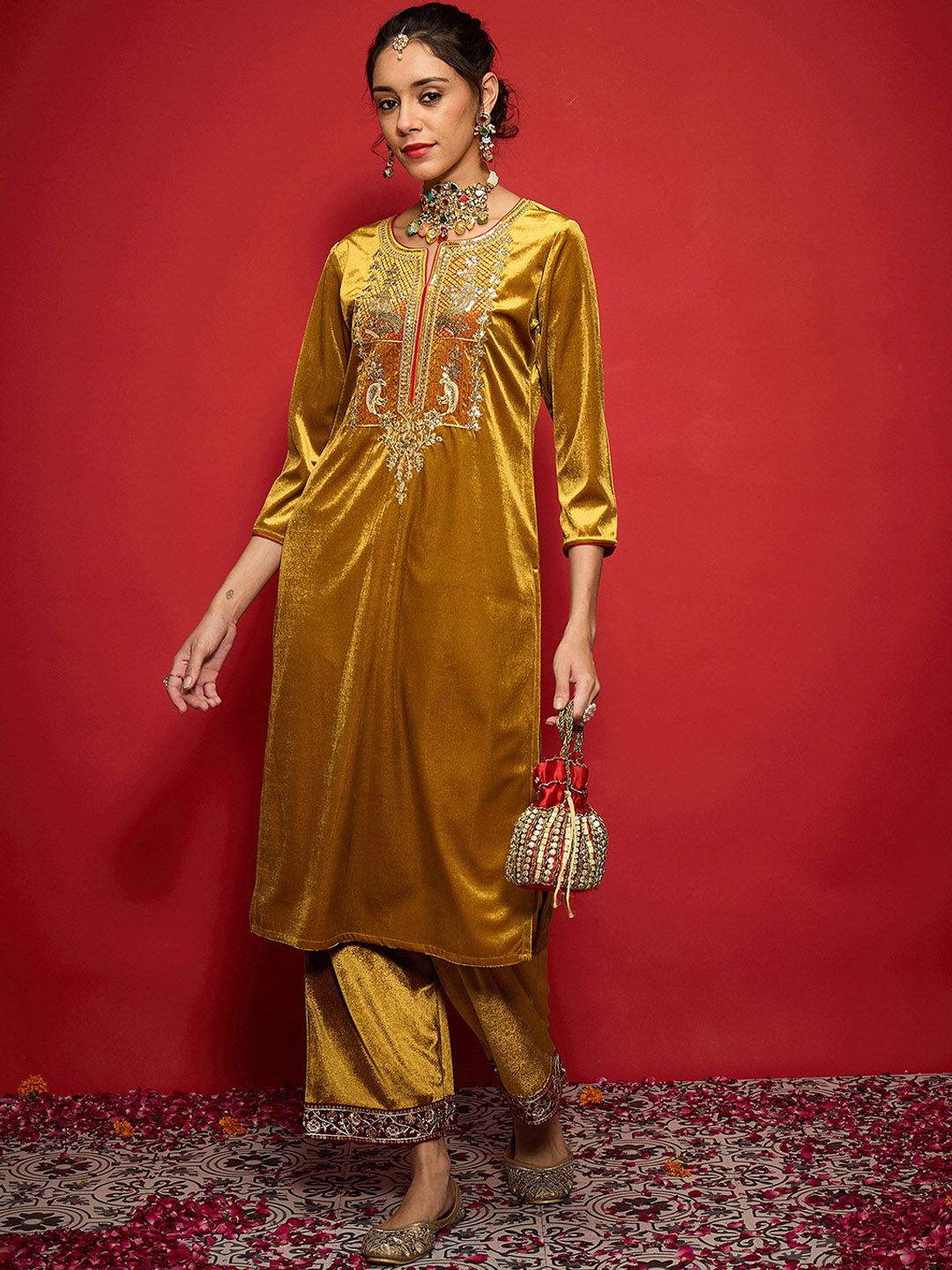 Shae by SASSAFRAS Women Embroidered Grandeur & Majestic Artwork Velvet Kurta
