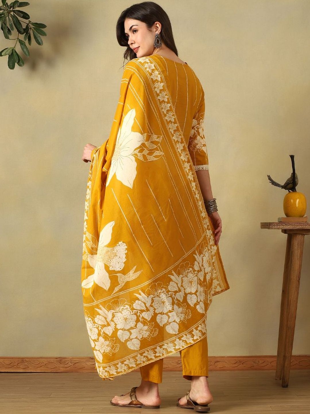Mamicha Women Floral Printed Regular Pure Cotton Kurta with Trousers & With Dupatta