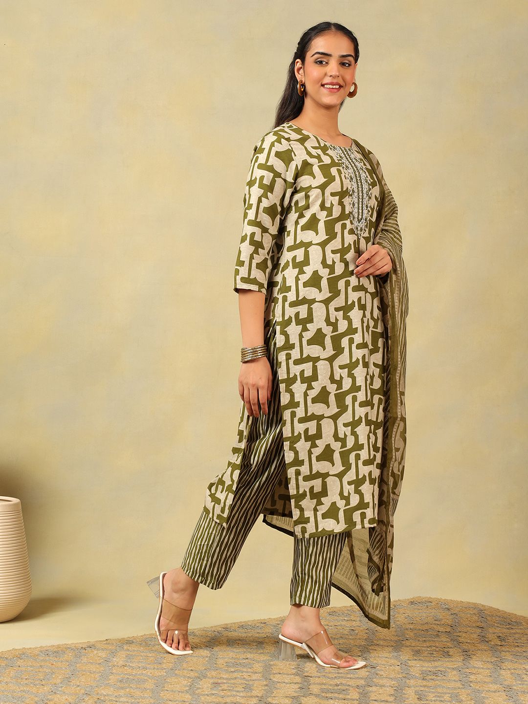 Mamicha Women Printed Regular Thread Work Pure Cotton Kurta with Trousers & With Dupatta