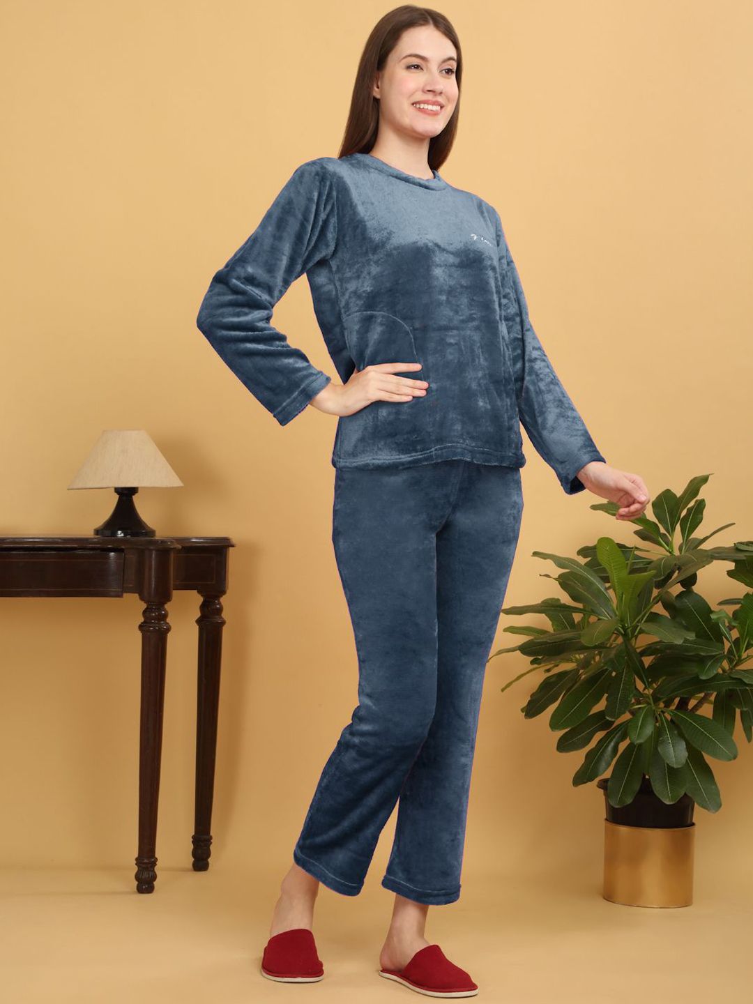 Klotthe Wanita Turquoise Solid Wool Malam