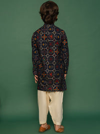 Vastramay Boys Floral dicetak kurta biasa dengan Patiala