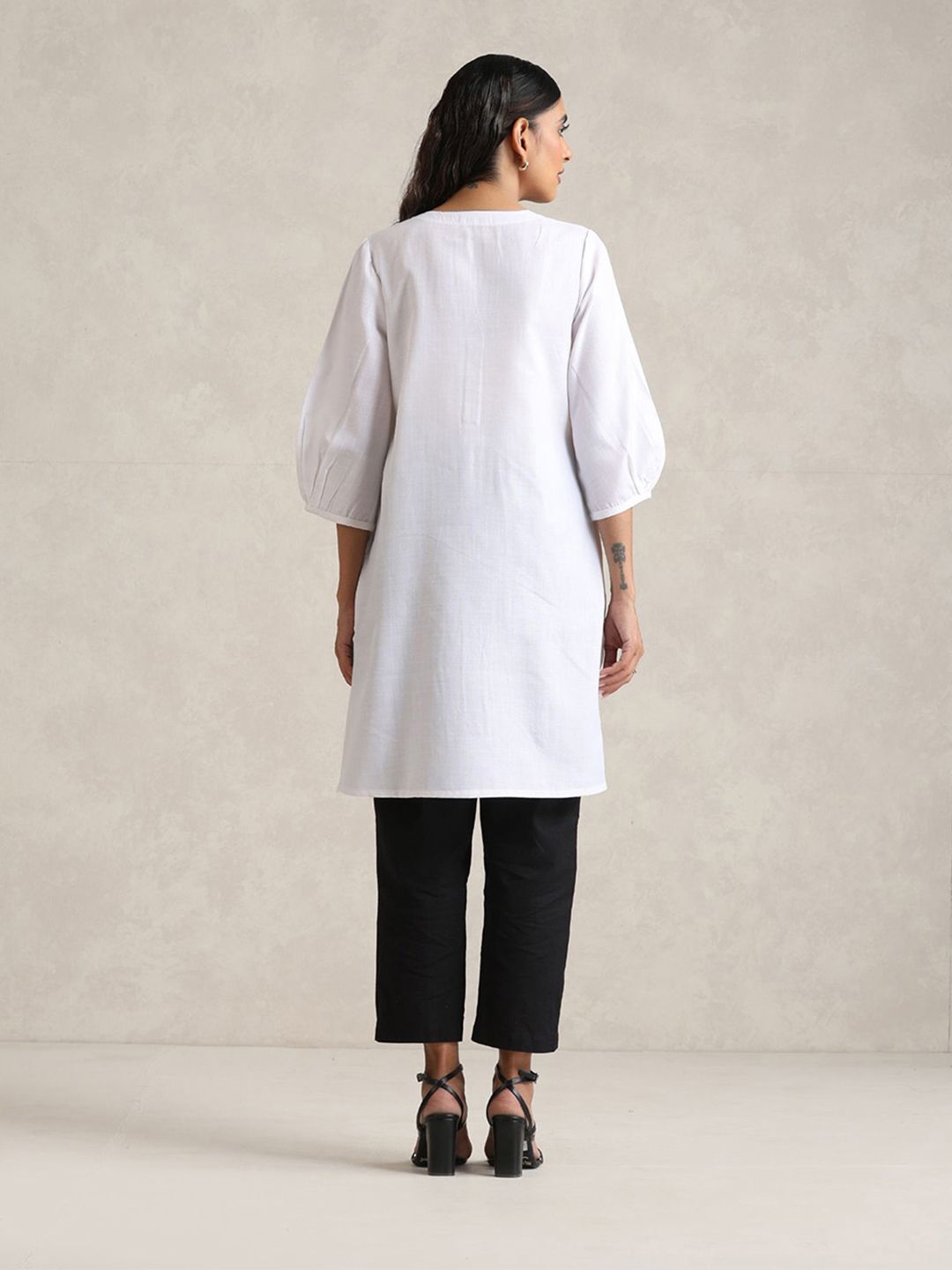 trueBrowns Notch Neck Puffed Sleeves Straight Kurta