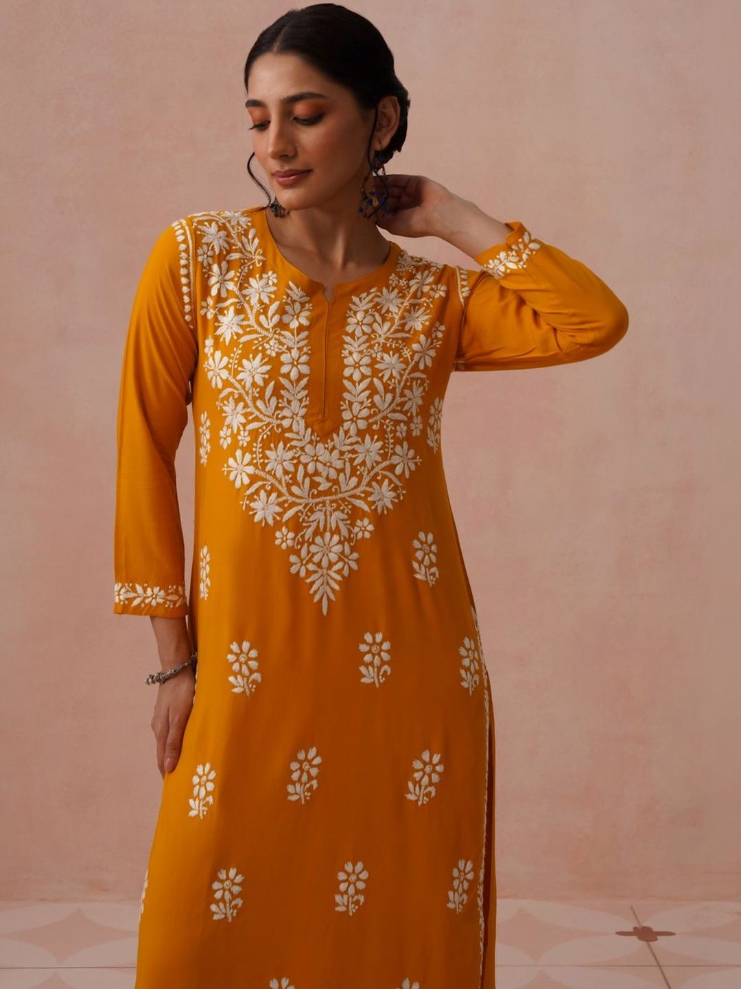 Rumah Chikankari Dihiasi Viscose Rayon Kurta Panjang Betis Lurus