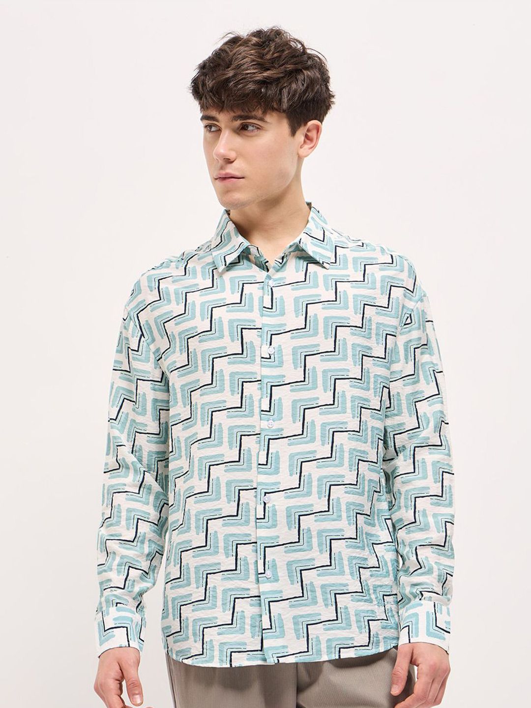 THE BEAR HOUSE Men Spread Collar Geometric Printed Relaxed Fit Casual Shirt