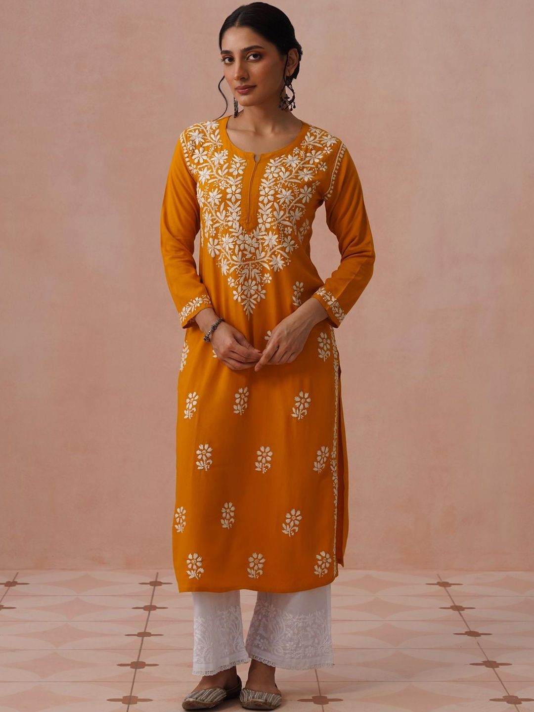 Rumah Chikankari Dihiasi Viscose Rayon Kurta Panjang Betis Lurus