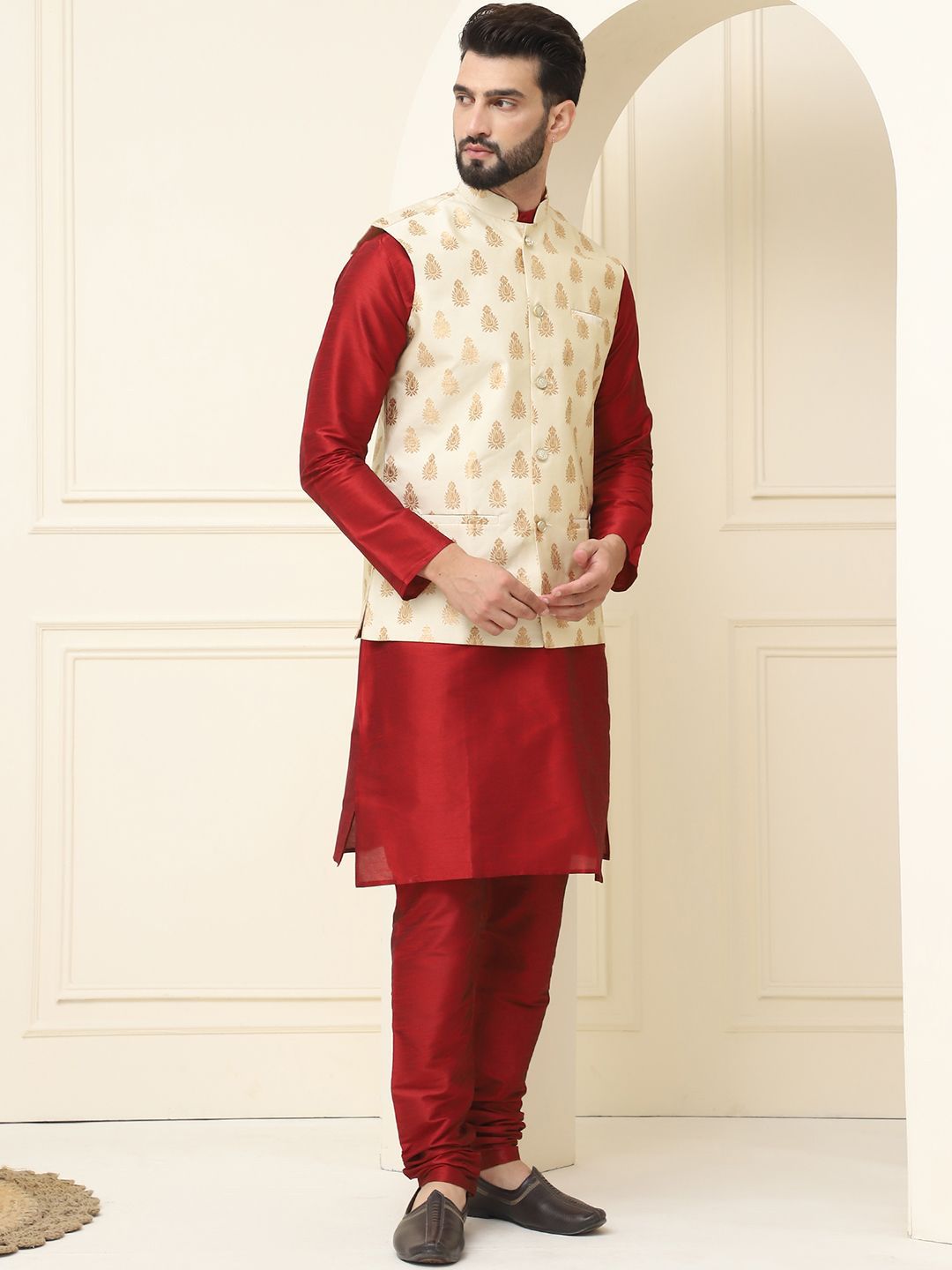 SOJANYA Mandarin Collar Zari Silk Cotton Straight Kurta dengan Piyama & jaket Nehru