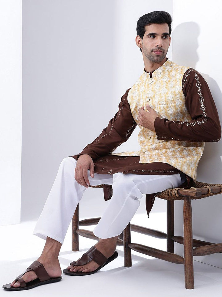 Anouk Men Sulam Kurta Kapas Tulen dengan Pijama Dengan Jaket Nehru
