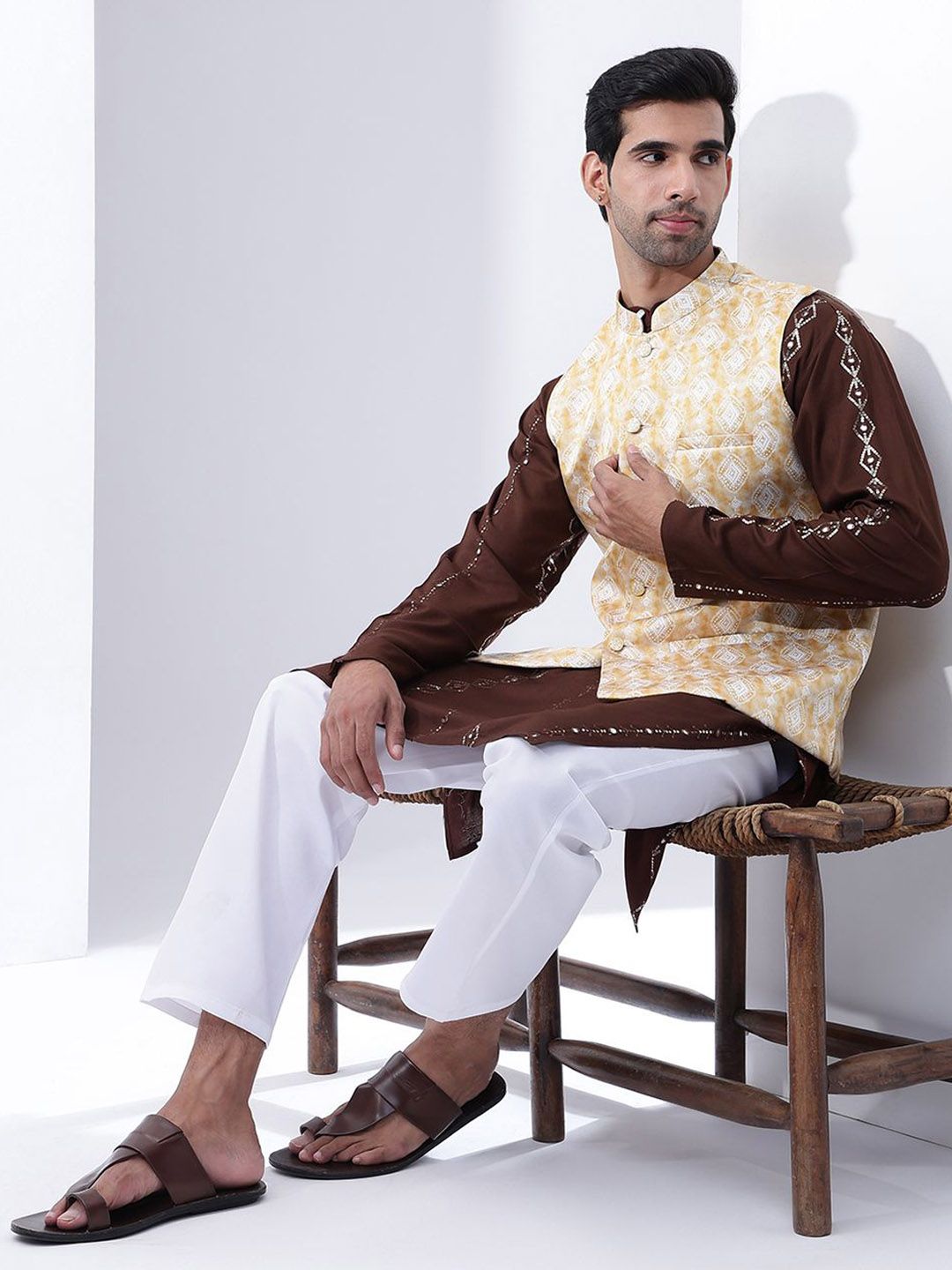 Anouk Men Sulam Kurta Kapas Tulen dengan Pijama Dengan Jaket Nehru