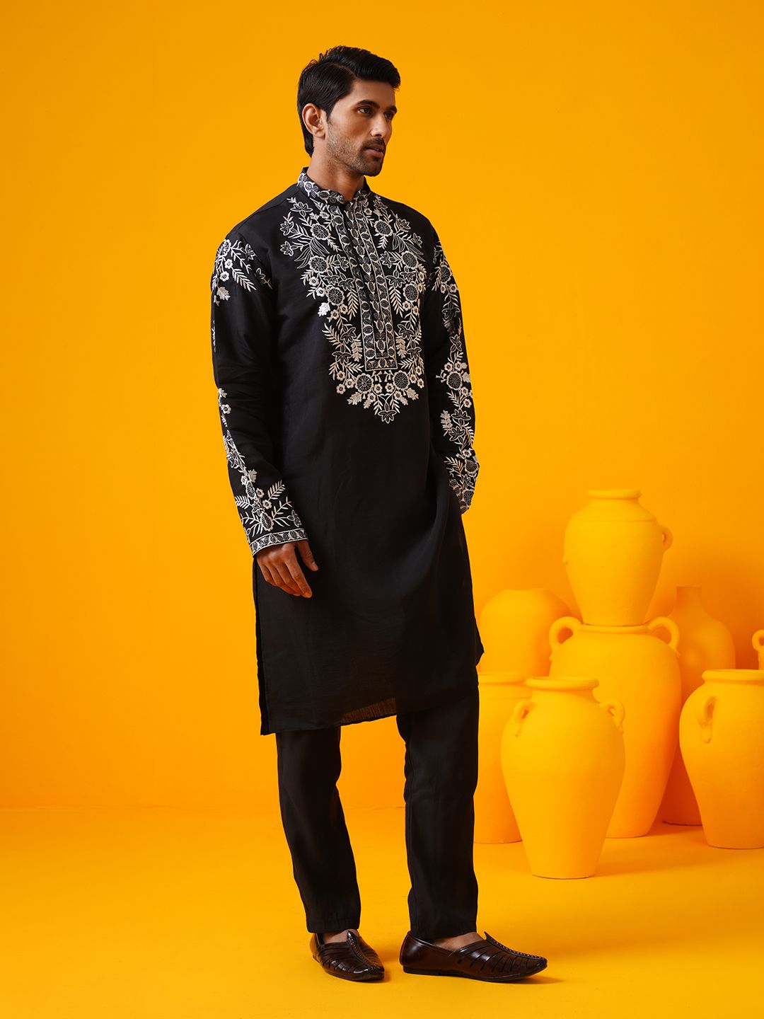 SOJANYA LUXE Kolar Mandarin Sulam Bunga Berlabuci Kurta Lurus Dengan Seluar