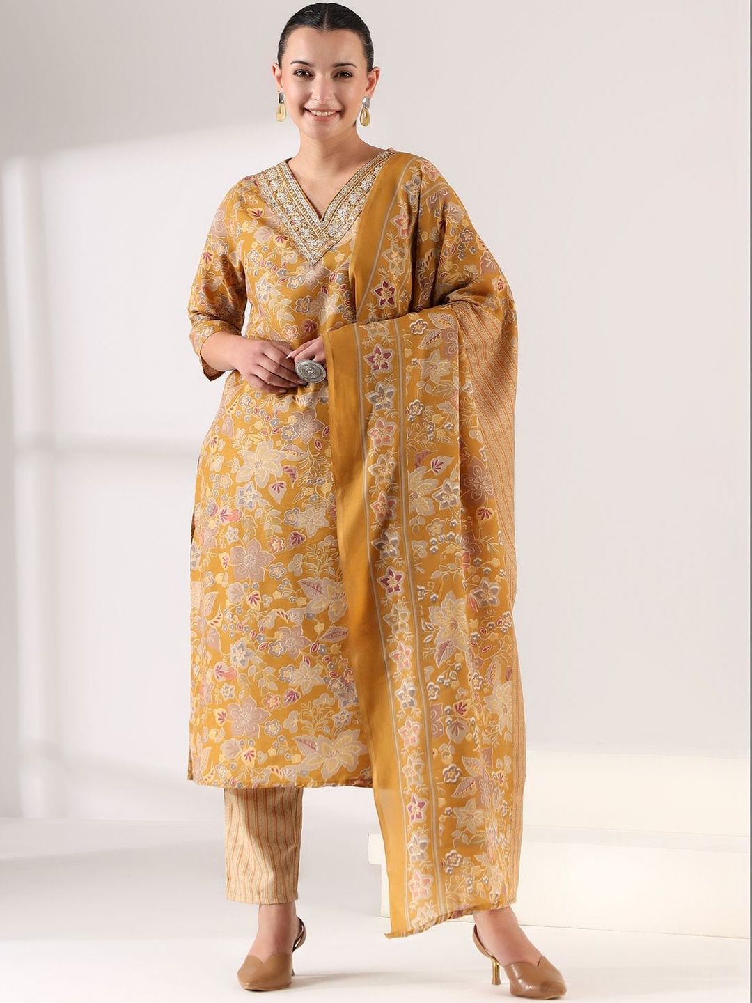 Mamicha Women Floral Printed Regular Thread Work Kurta with Trousers & With Dupatta