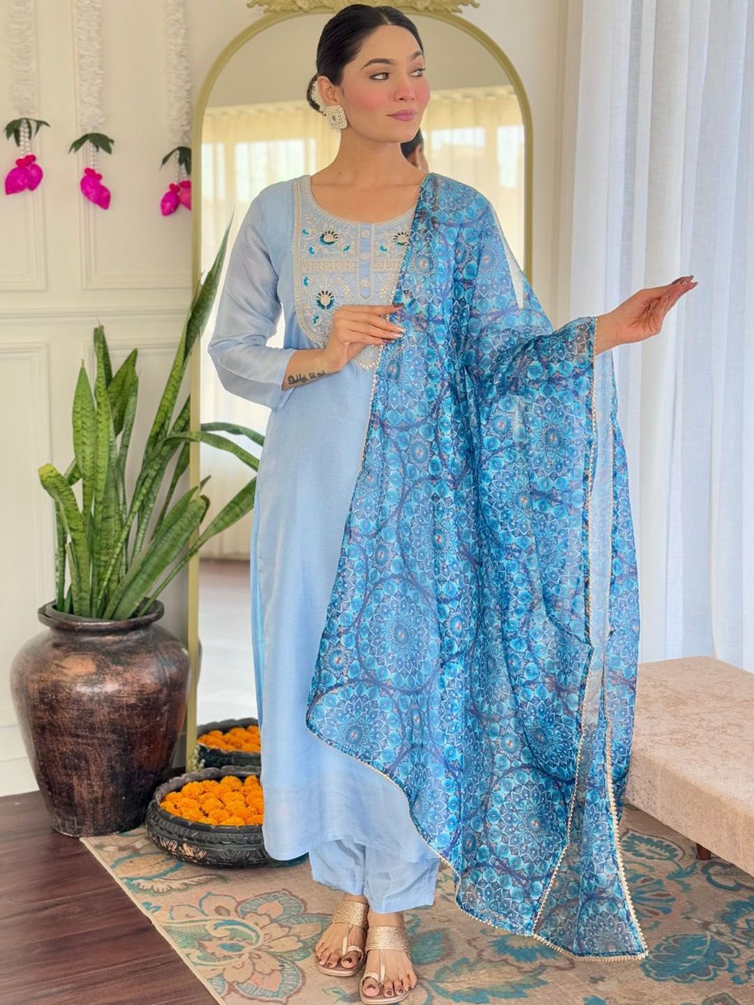 Kalini Wanita Motif Etnik Bersulam Kurta Kerja Bulat Biasa Dengan Seluar & Dengan Dupatta