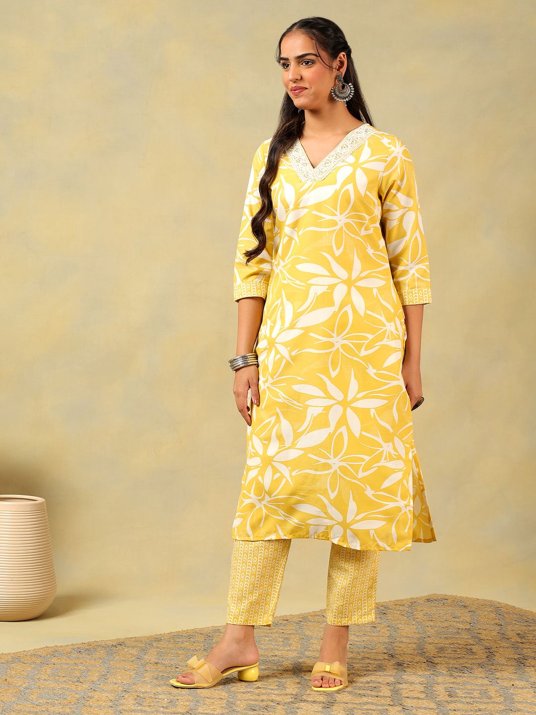 Mamicha Women Floral Printed Regular Thread Work Pure Cotton Kurta with Trousers & With Dupatta