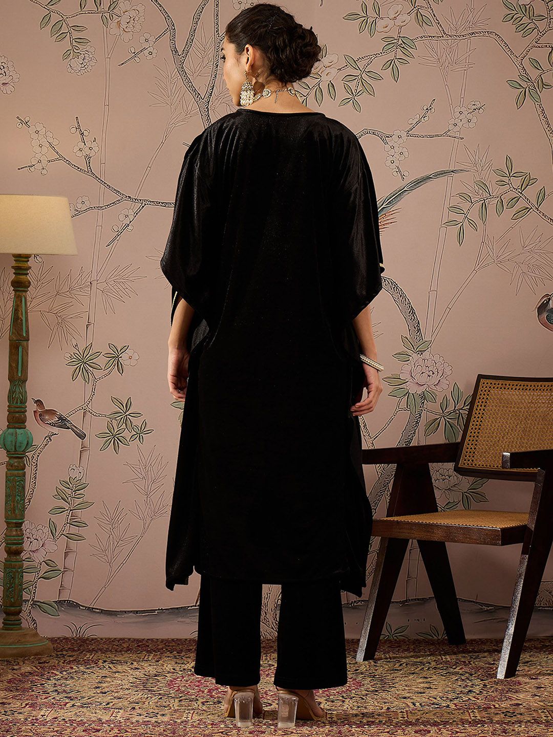 Shae oleh sassafras bunga bersulam v-leher tiga perempat lengan kaftan velvet kurta