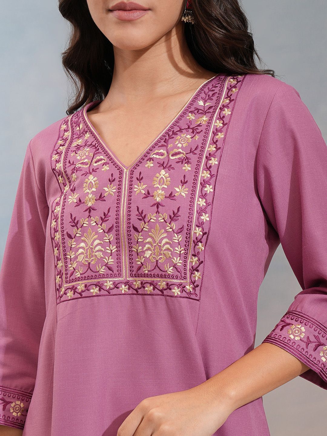 Vishudh Mauve Floral Embroidered V-Neck Thread Work A-Line Kurta