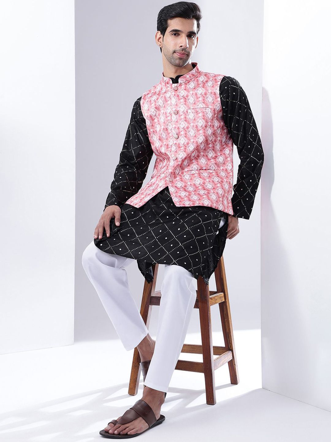 Kurta Kapas Sulam Geometri Lelaki Anouk Dengan Piyama & Jaket Nehru Coral Bercetak