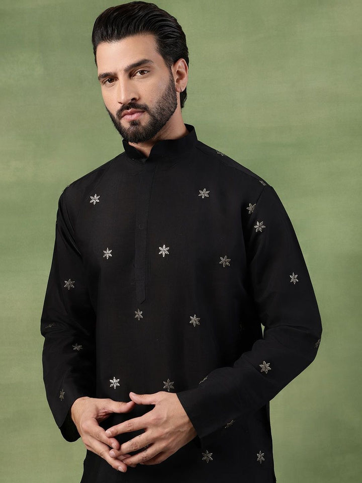 SOJANYA Men Floral Embroidered Kurta