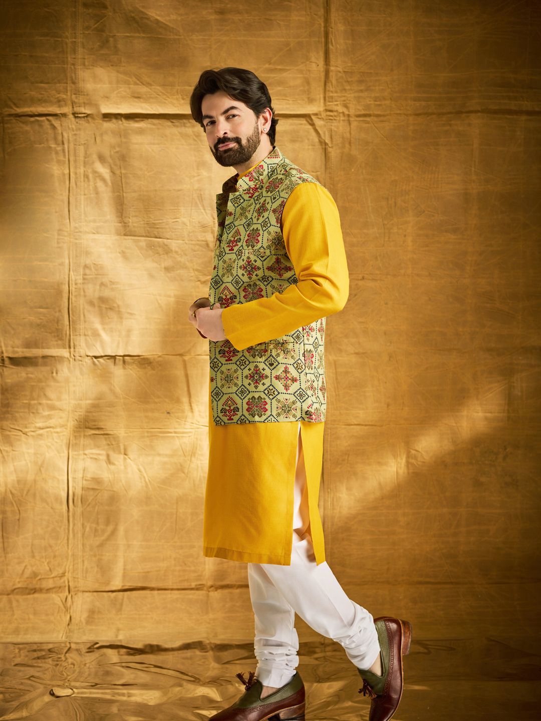 SOJANYA Band Collar Straight Kurta Dengan Churidar Dan Jaket Nehru