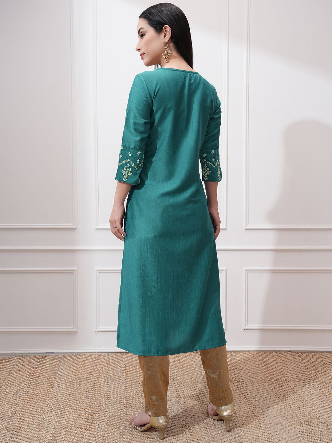 Vishudh Round Neck Three-Quarter Sleeves Thread Work Straight Kurta