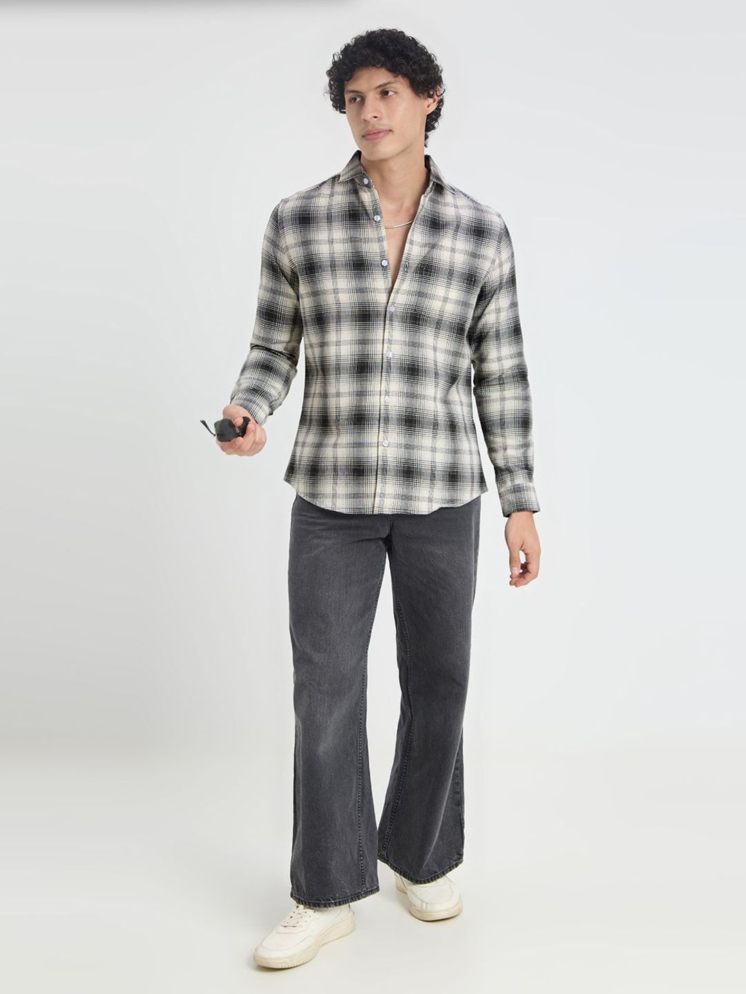 VASTRADO Men Classic Slim Fit Checked Cutaway Collar Satin Casual Shirt