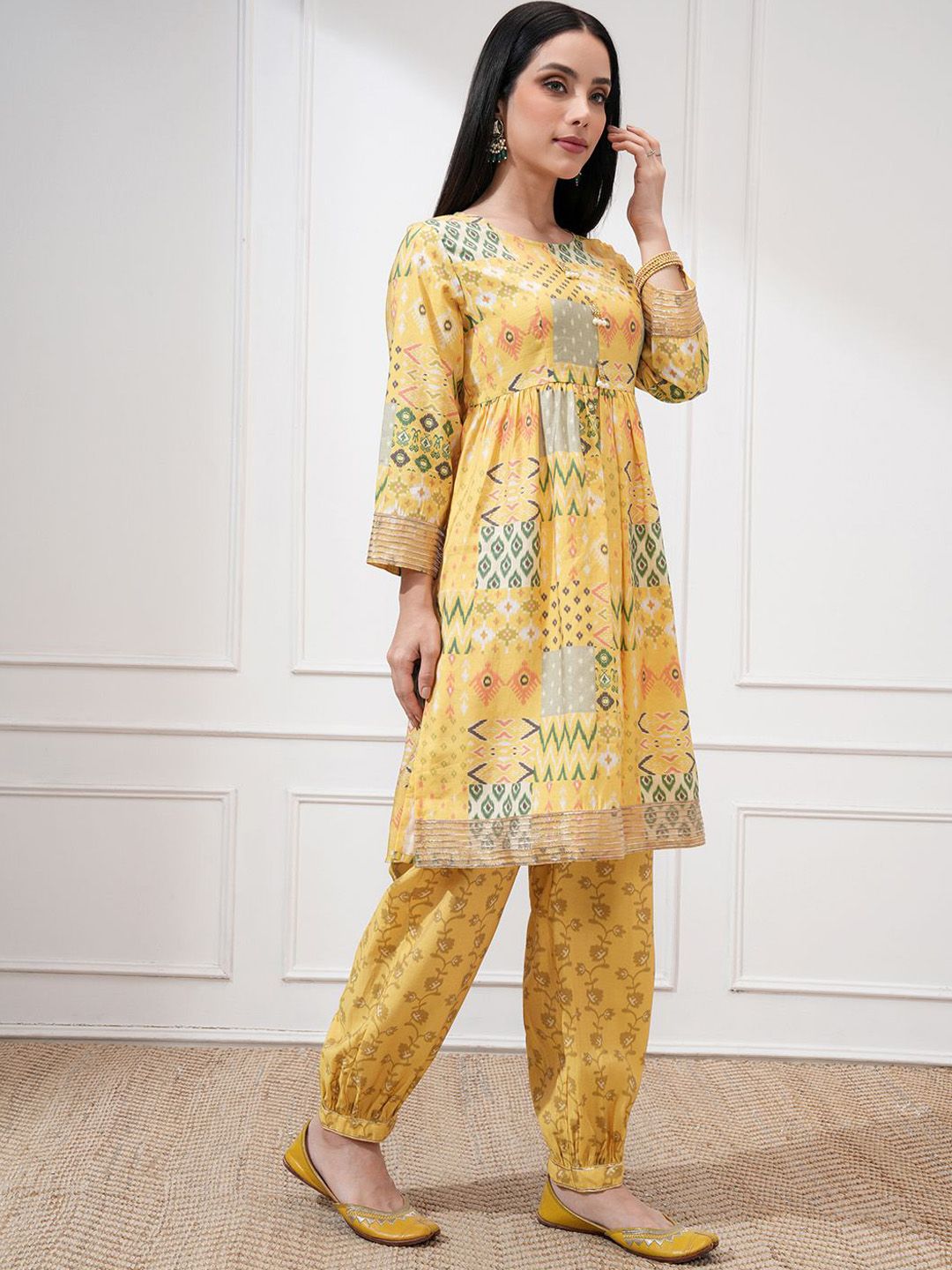 Vishudh Women Digital Printed Kurta With Round Neck And Printed Joggers Co-Ord Set