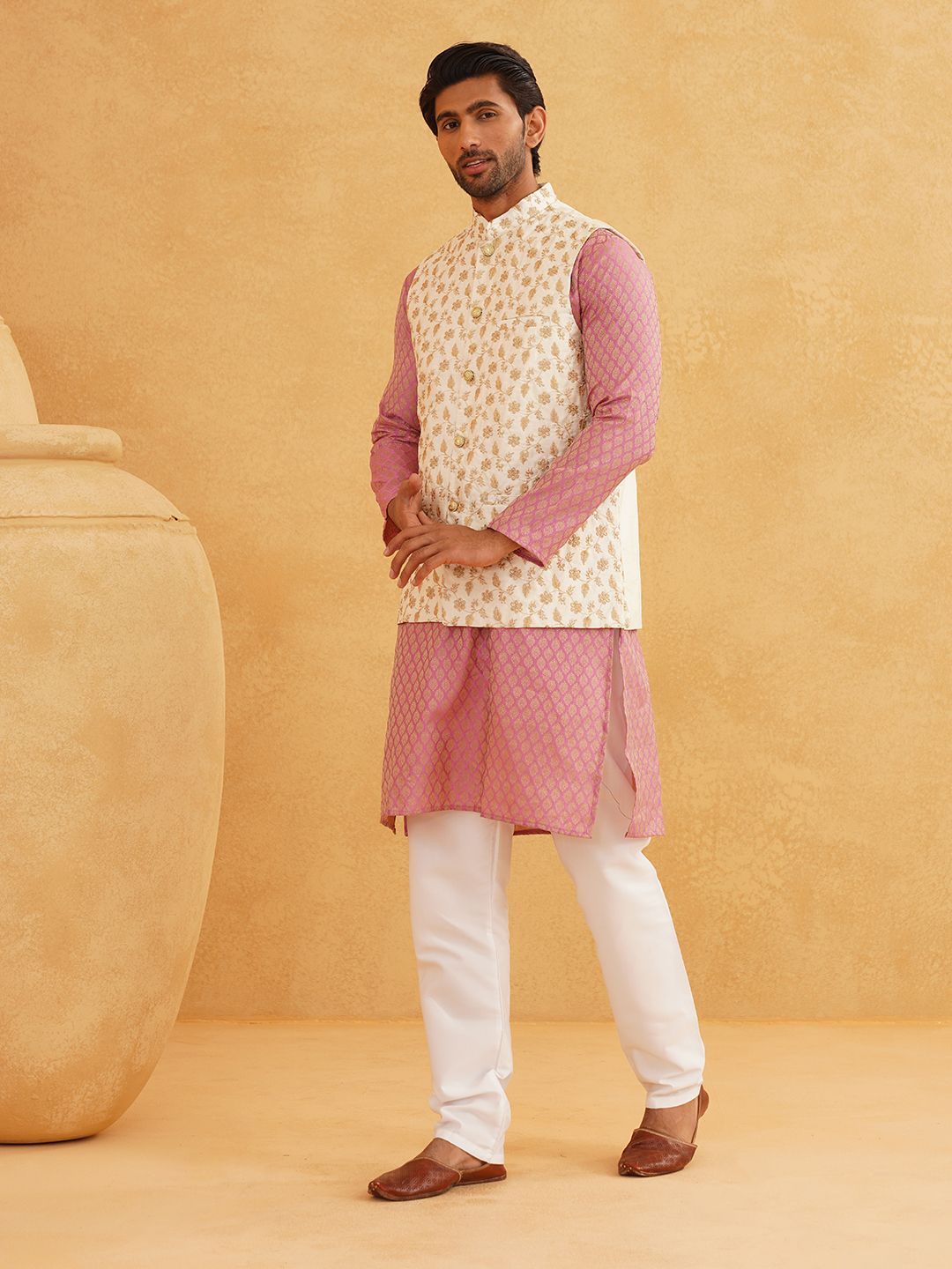 SOJANYA Motif Etnik Rekaan Tenun Kurta Kolar Mandarin Dengan Jaket Churidar Dan Nehru