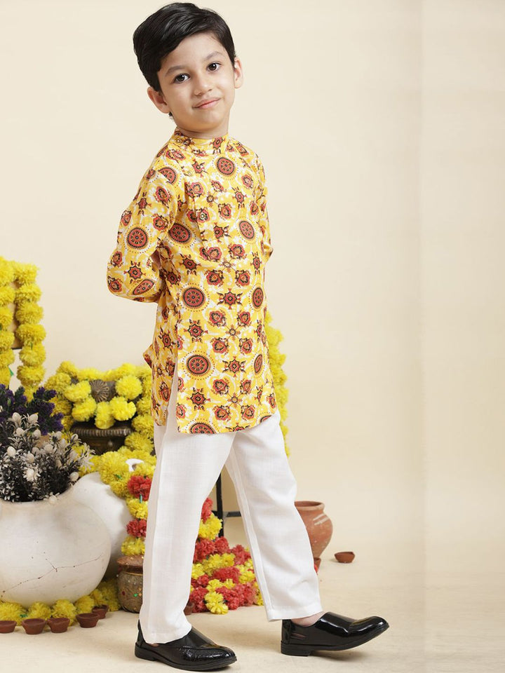 Cutiekins Boys Ethnic Motifs Printed Mandarin Collar Straight Kurta with Trousers