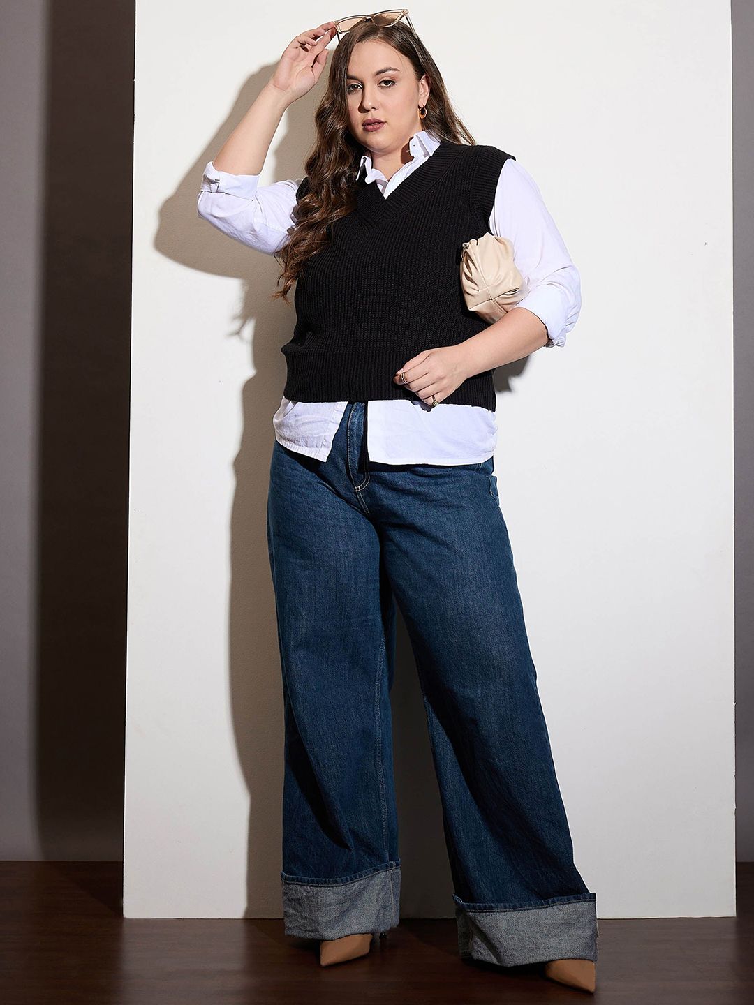 SASSAFRAS Curve Women V-Neck Sleeveless Sweater Vest